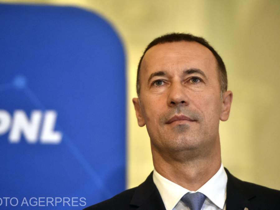 Cu escrocherii, Iulian Dumitrescu stă acasă