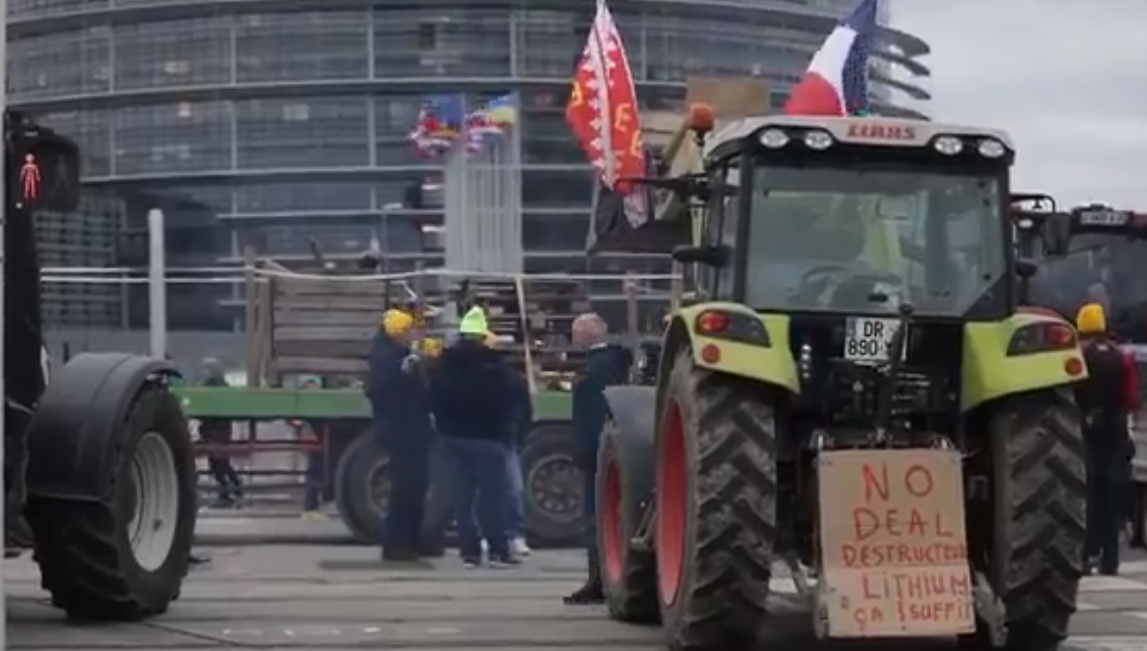 (VIDEO) Protestul tractoarelor la sediul Parlamentului European