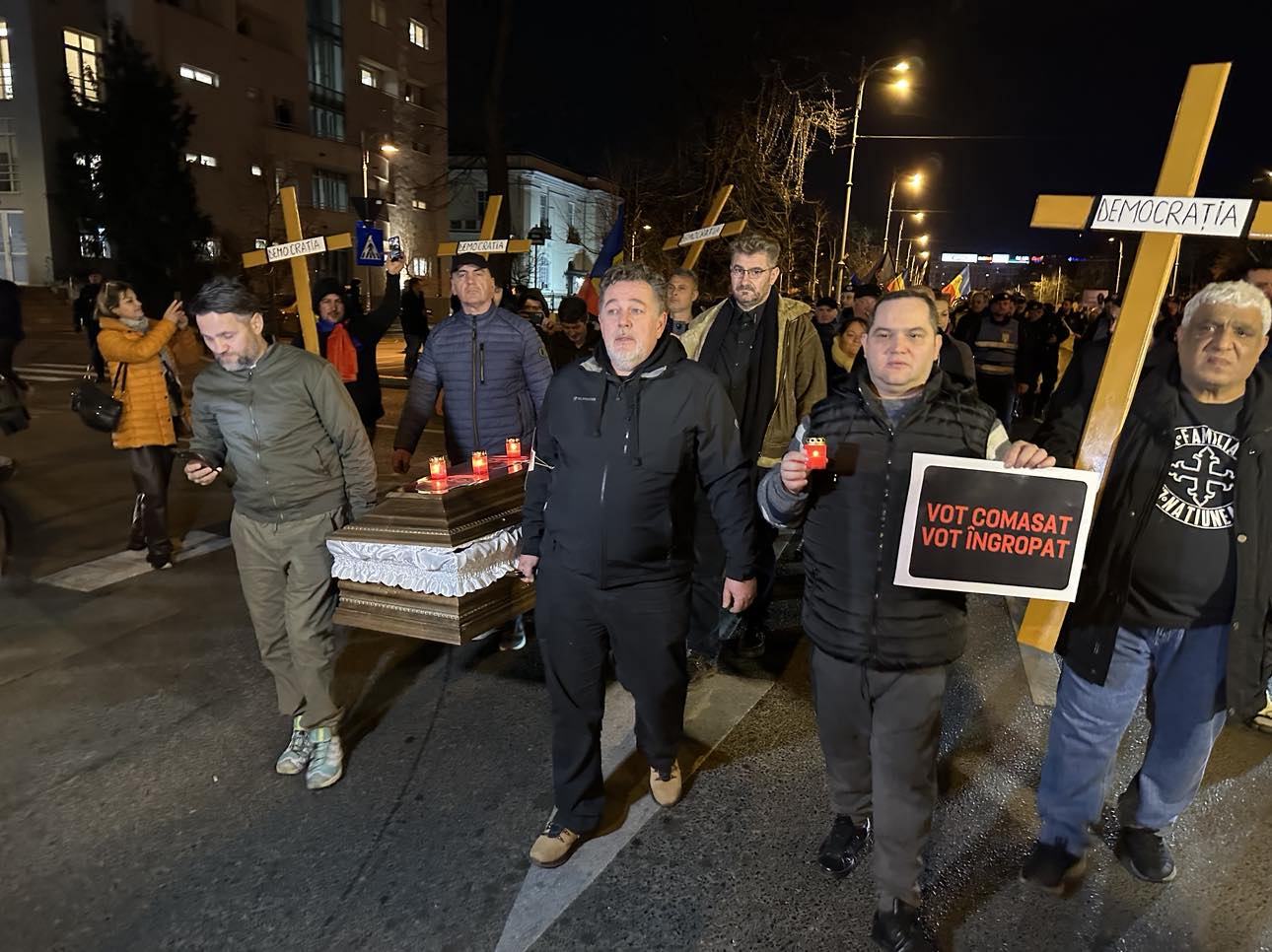 (VIDEO/FOTO) Protest cu sicriu şi cruci la sediile Coaliției