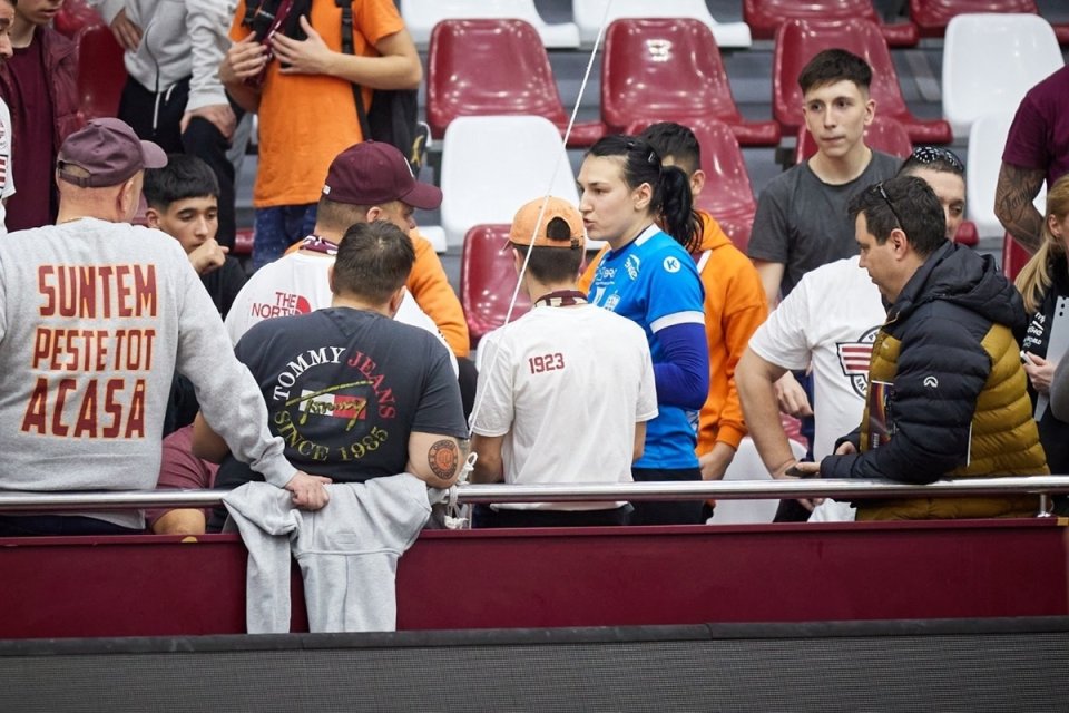 Cristina Neagu și fanii Rapidului pupat Piața Independenței