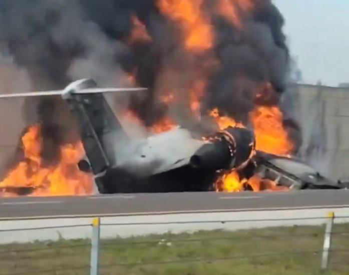 (VIDEO) Un avion s-a prăbușit pe o autostradă