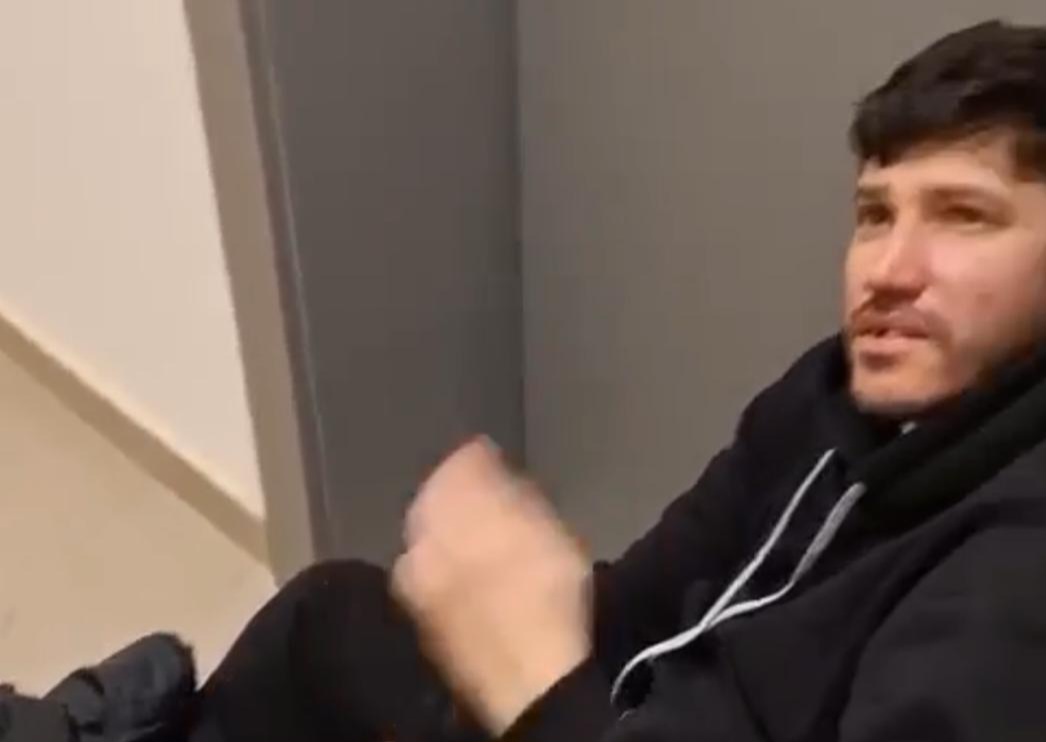 Cristi Tănase, cu dinții sparți pe holul blocului