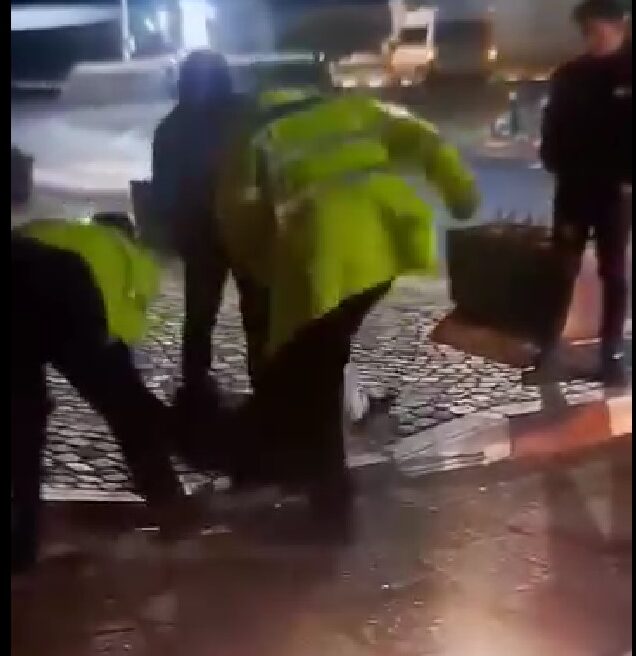 Prinsă cu numere false, încătușată și bătută cu picioarele de polițiști