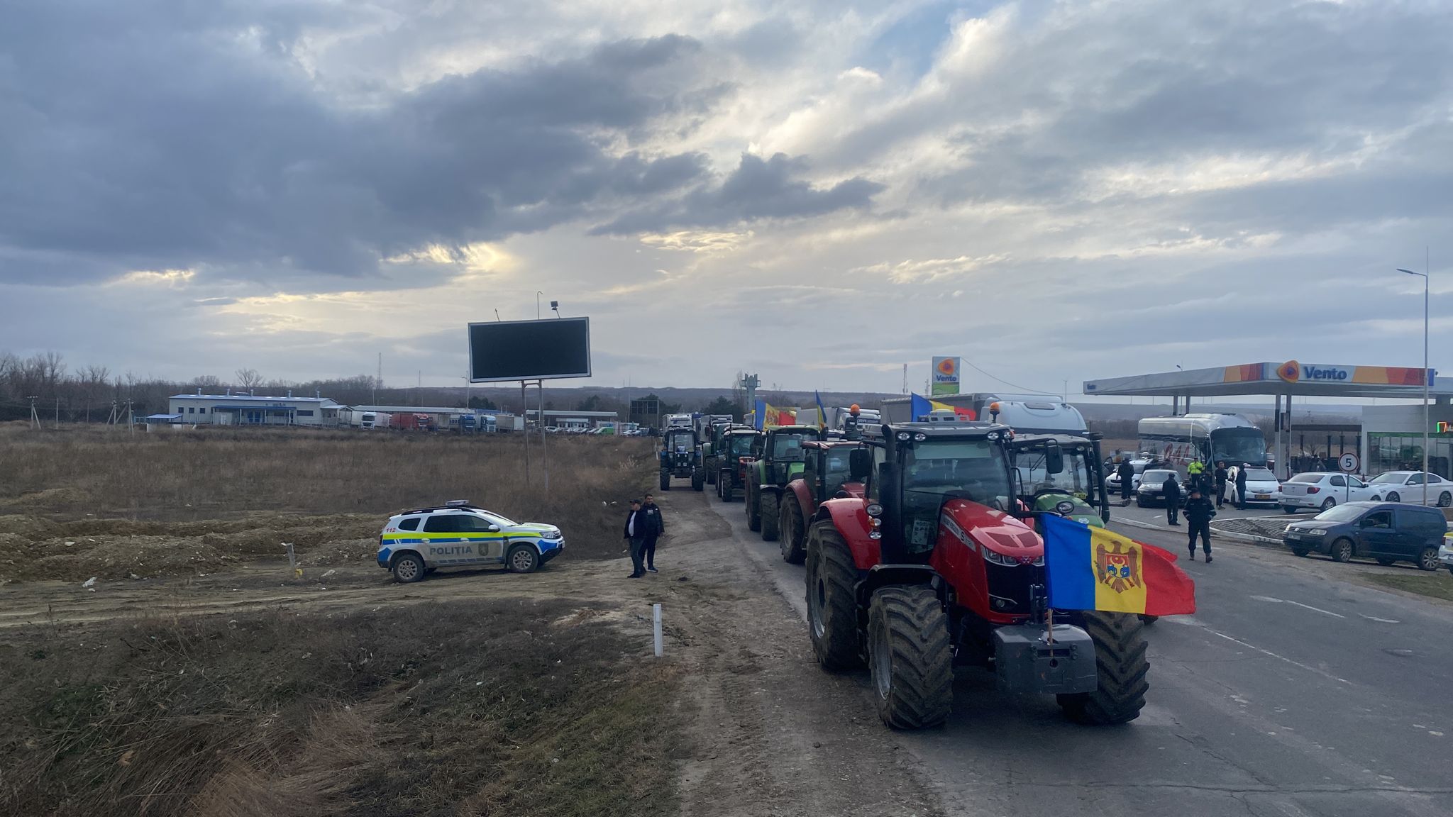 Vama Albița – Leușeni, blocată de fermieri (video)