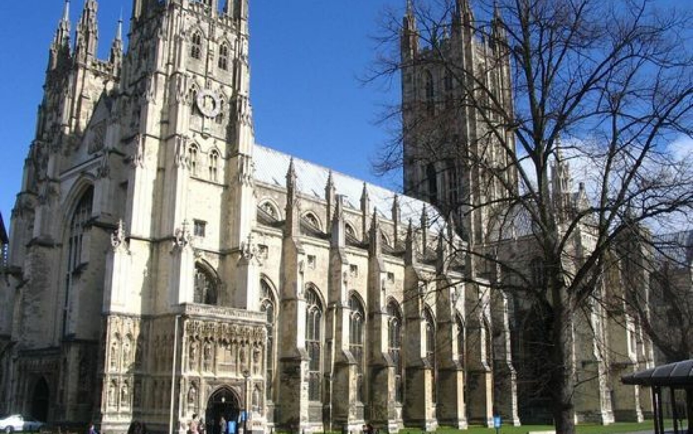 Catedrala din Canterbury, de lăsatul secului. Clericii întorc clătitele în timp ce aleargă
