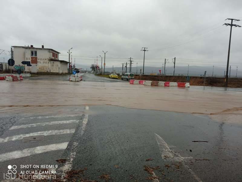 Au început inundațiile. Imagini din Hunedoara!