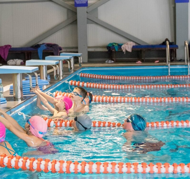 Acuzat că a violat o fată de 7 ani. Instructor de înot, arestat preventiv