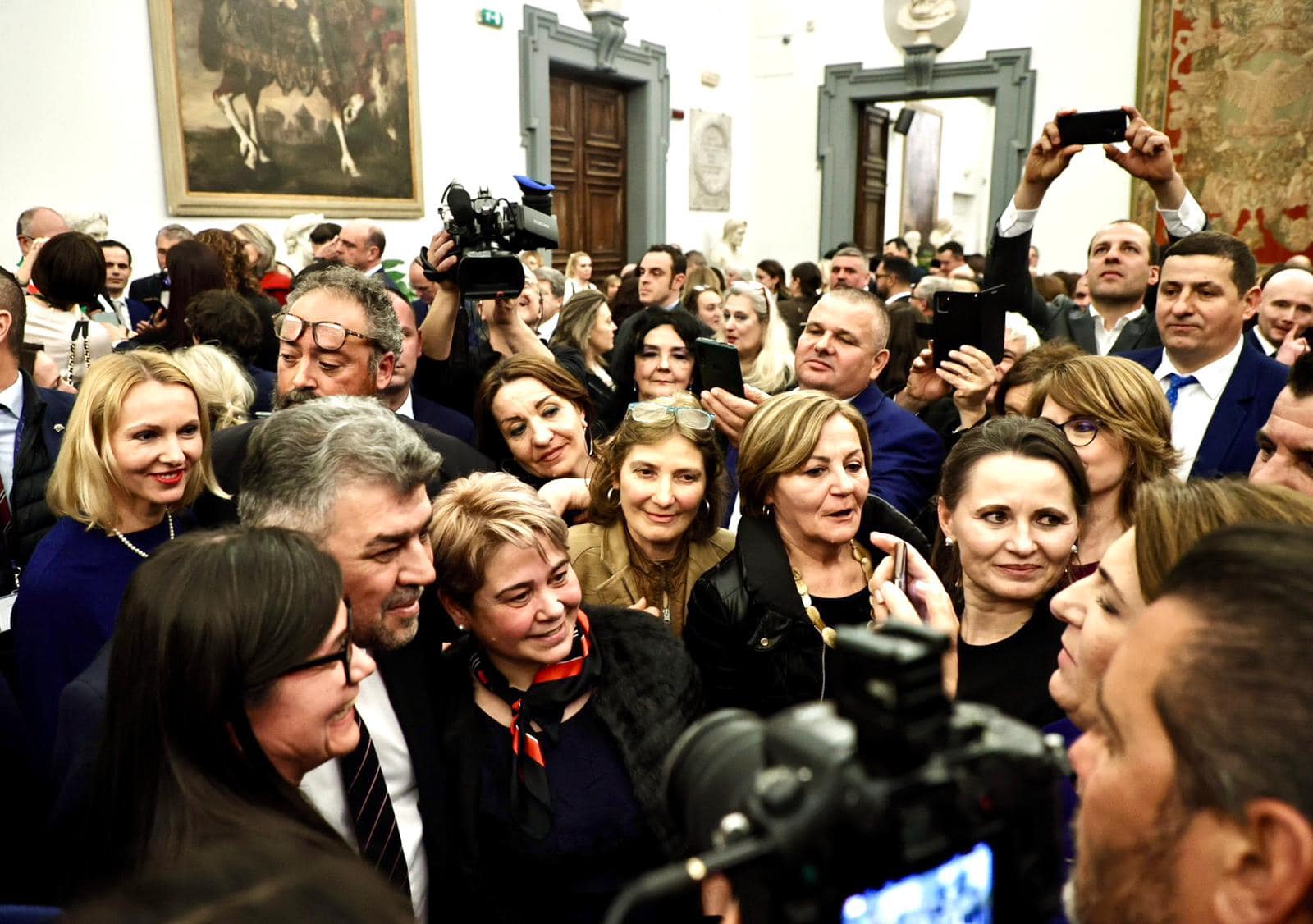 Ciolacu vânează voturi în Italia