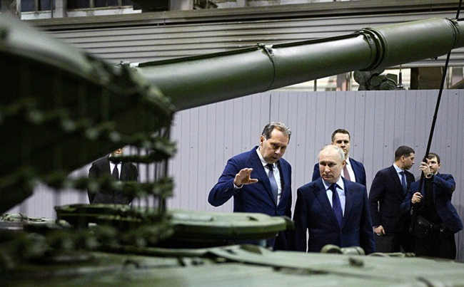 Putin a vizitat o fabrică de tancuri