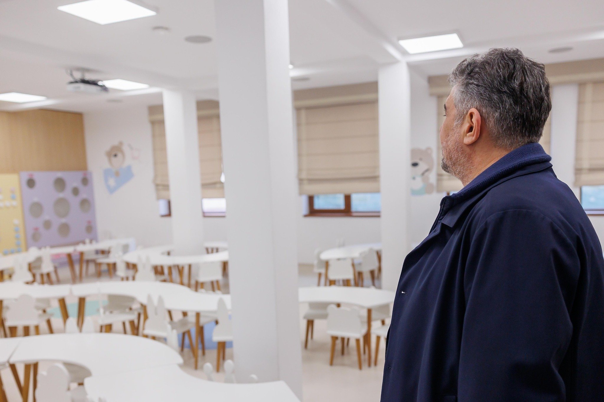 Nu dați briciul la maimuță!