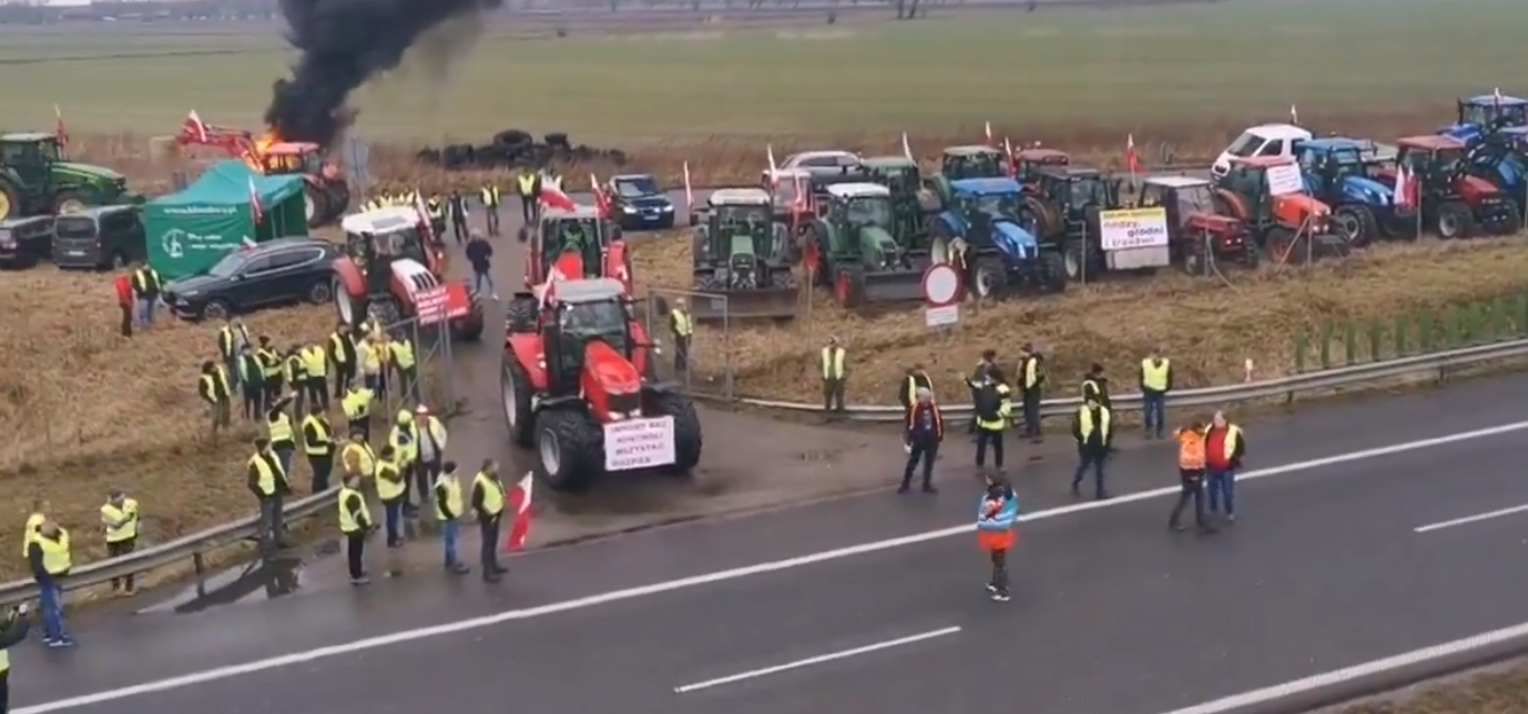 (VIDEO) Blocadă totală. Fermierii polonezi îşi amplifică protestele