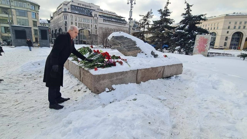 Ambasadorul României la Moscova, trimis să depună flori