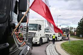 Blocadă totală. Fermierii polonezi îşi amplifică protestele