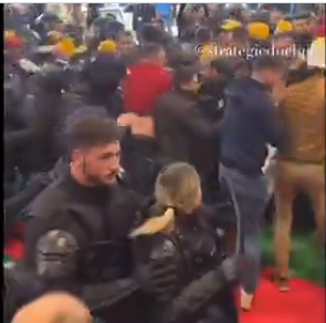 Fermierii se luptă cu forțele de ordine. ”Macron, demisia!”