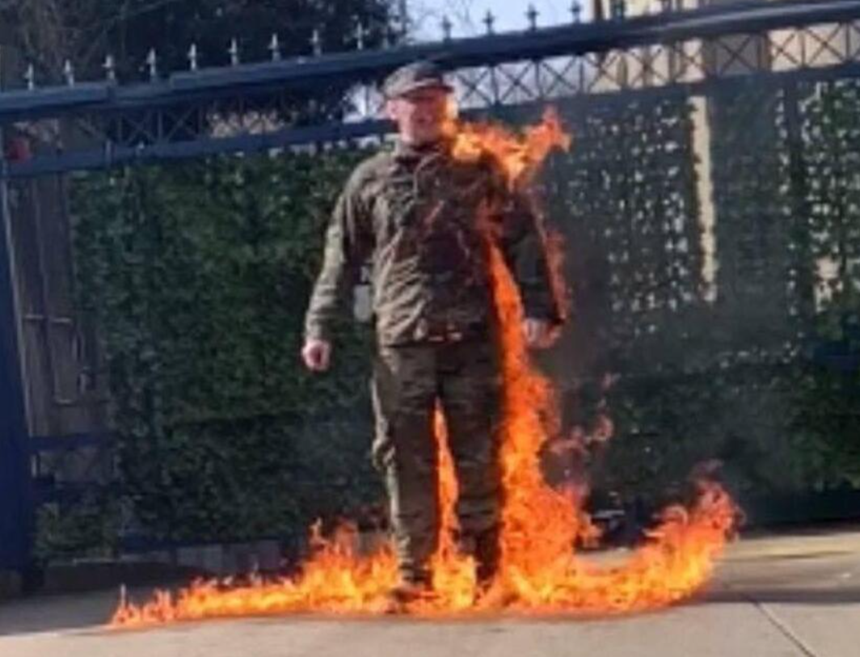 Militarul care şi-a dat foc în semn de protest a murit