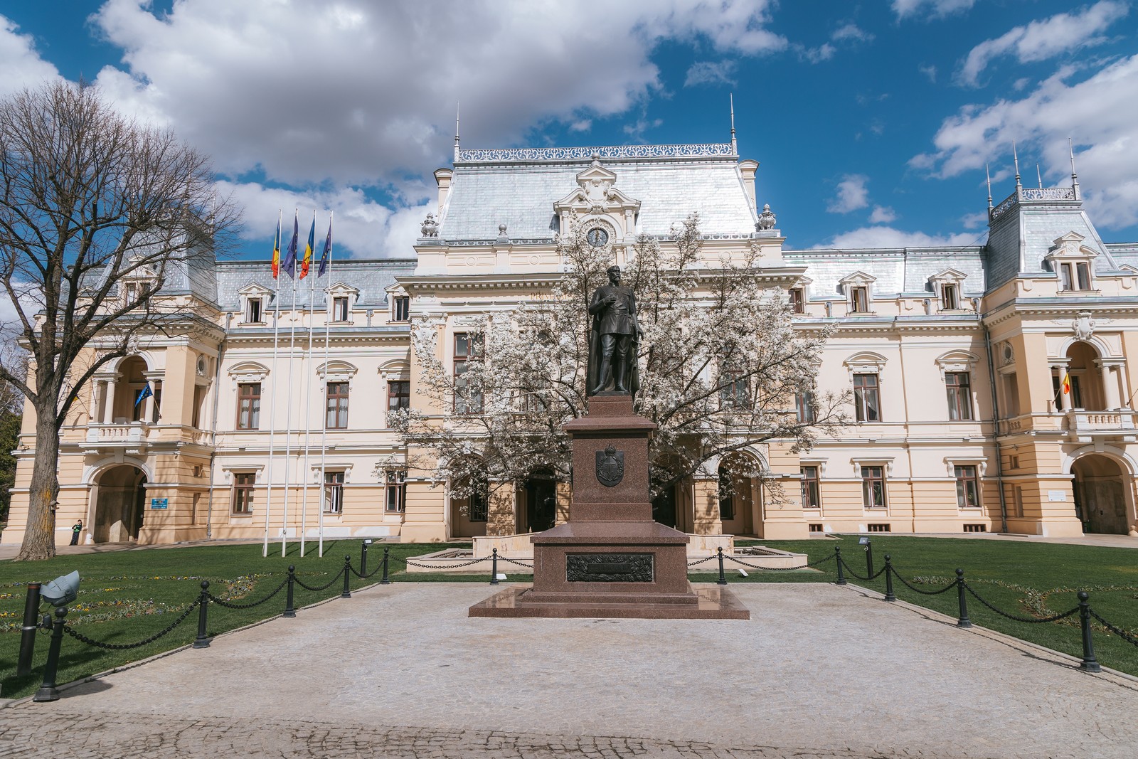 Iași: Angajații Primăriei vin la lucru când vor ei