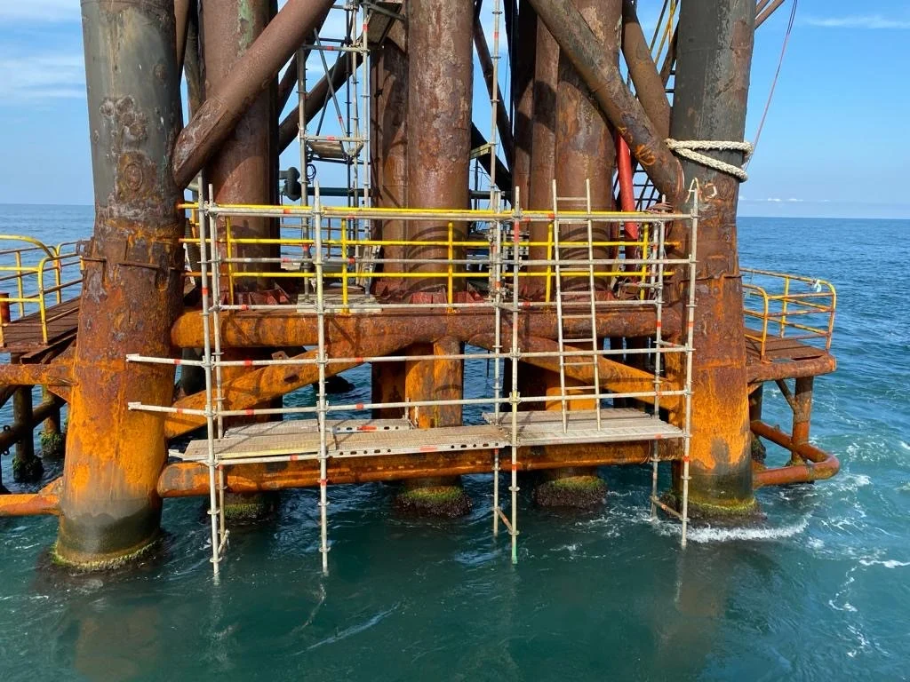 Pericol pe o platformă OMV Petrom din Marea Neagră (foto)