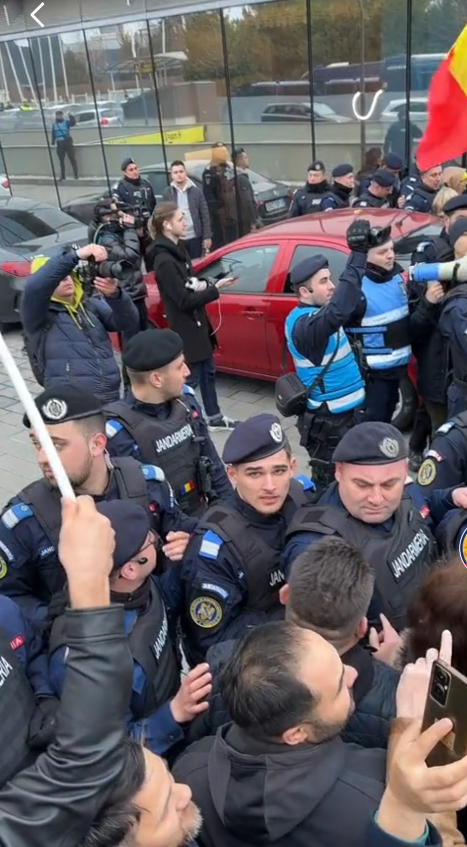 (VIDEO) Violențe la Romexpo, la Congresul PPE: Protestatarii s-au îmbrâncit cu jandarmii