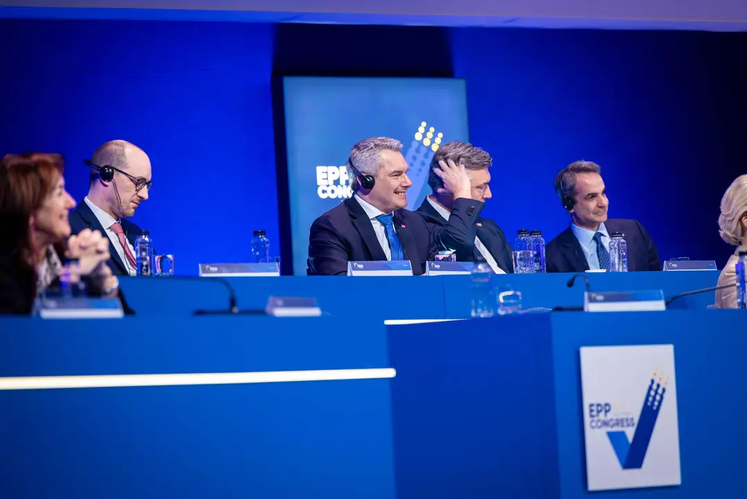 USR: „L-au invitat să-şi mai bată o dată joc de români”