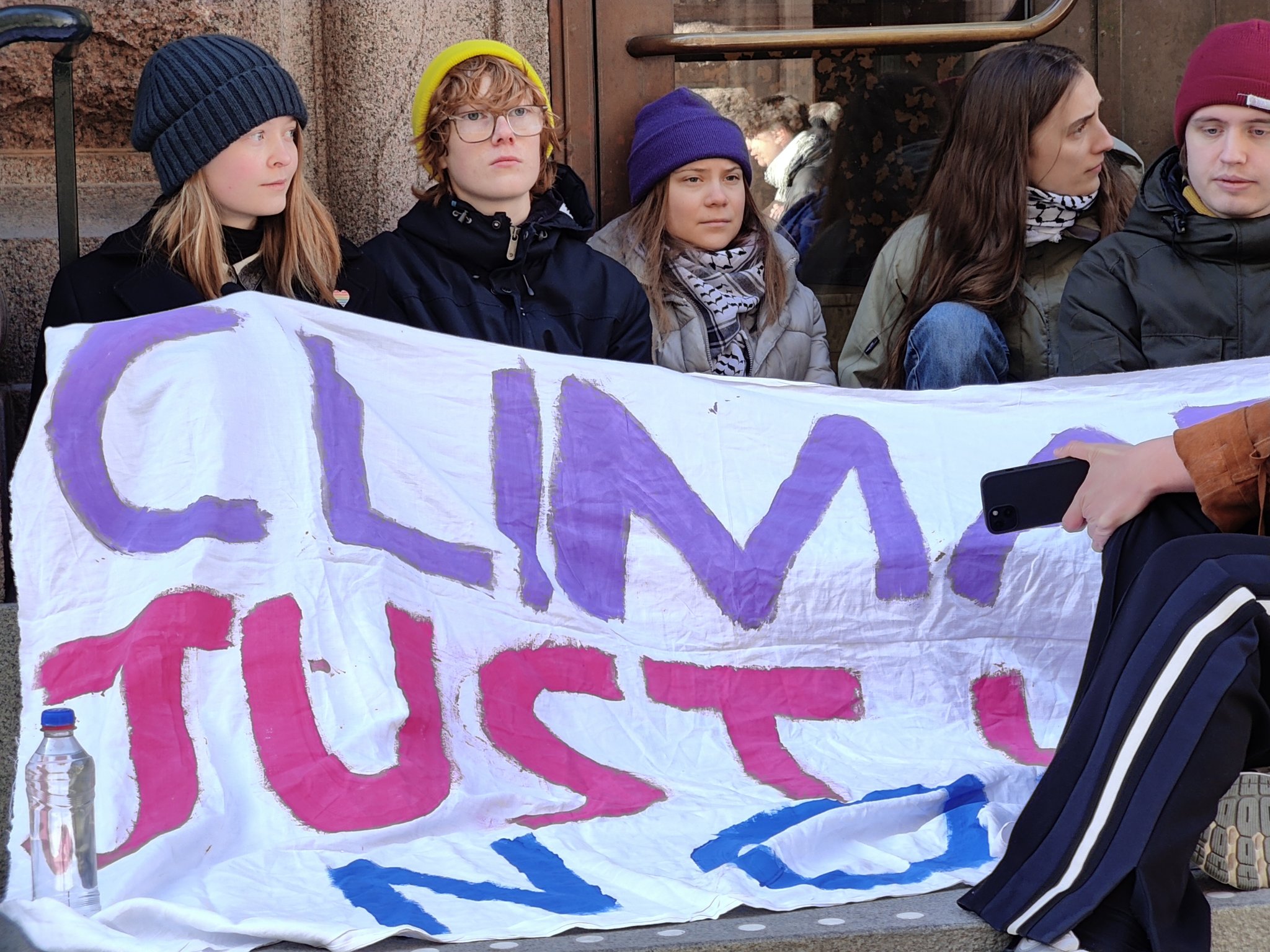 (VIDEO) Greta Thunberg le-a blocat intrarea