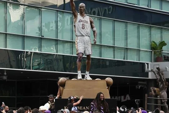 Patru greşeli de ortografie pe statuia lui Kobe Bryant