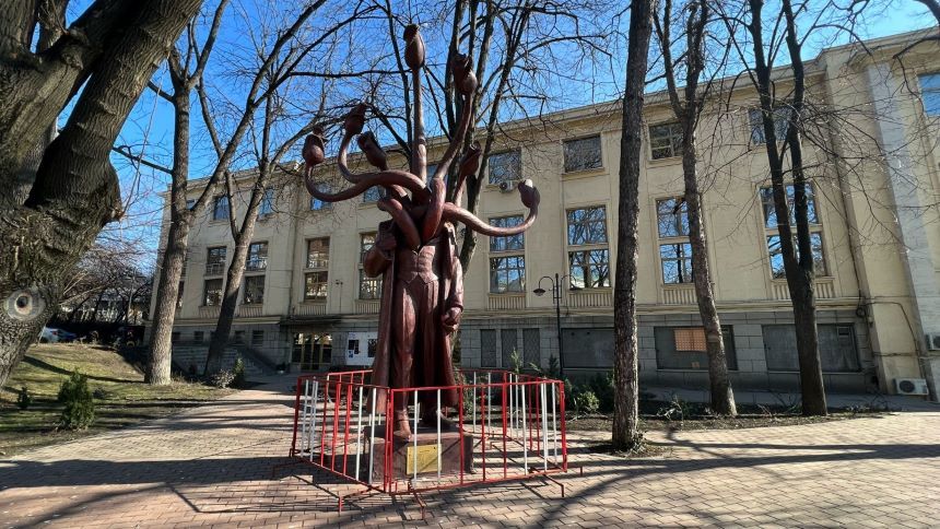 Sculptura vandalizată Hidra a fost scoasă la licitaţie