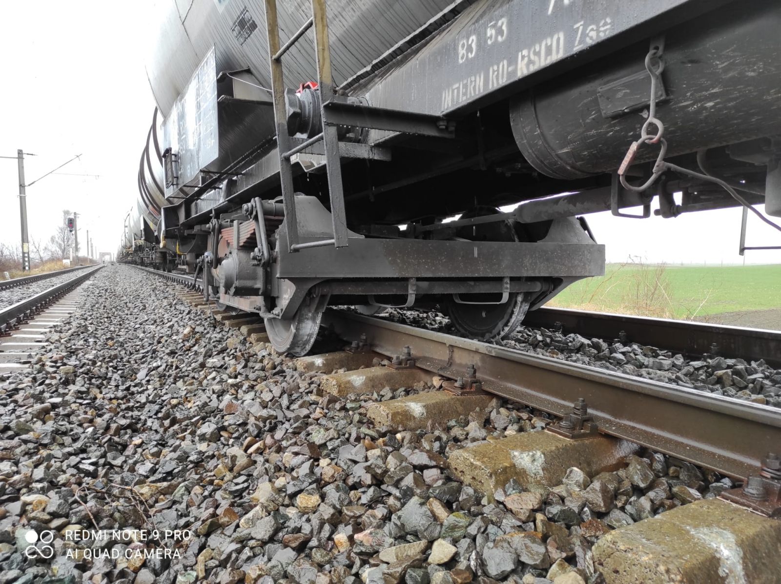 Incident pe calea ferată: Vagon cisternă sărit de pe şine