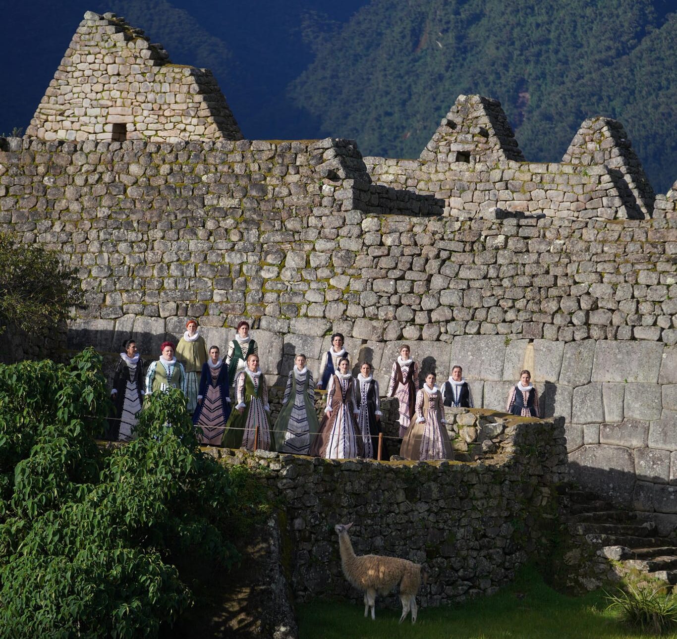 Madrigal, primul cor din lume care a filmat la Machu Picchu