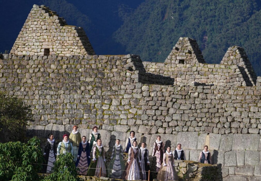 Madrigal, primul cor din lume care a filmat la Machu Picchu