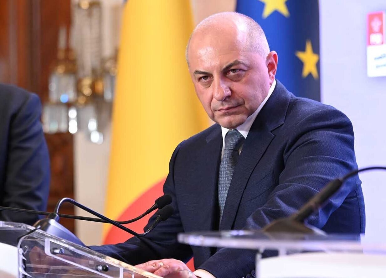 Dr. Cîrstoiu își apără averea. ”Ce ați fi vrut, să merg cu trotineta?”