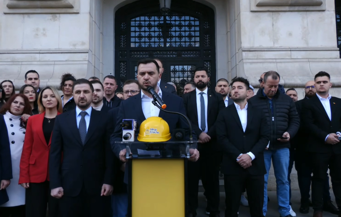 Crește AUR și se face mic