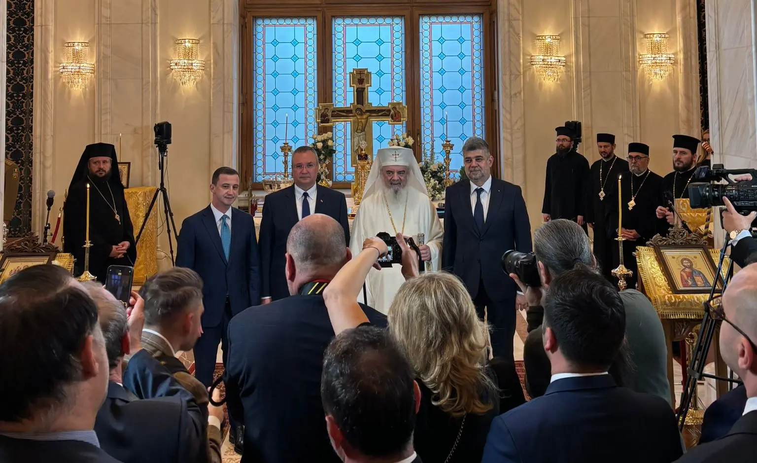 Parlamentarii îşi întăresc credința înainte de alegeri