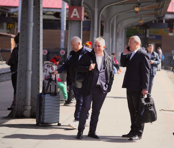 Ce mai fac politicienii pentru voturi