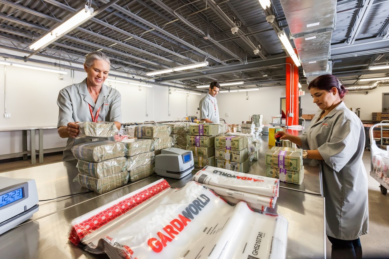 Au furat 30 milioane de dolari cash