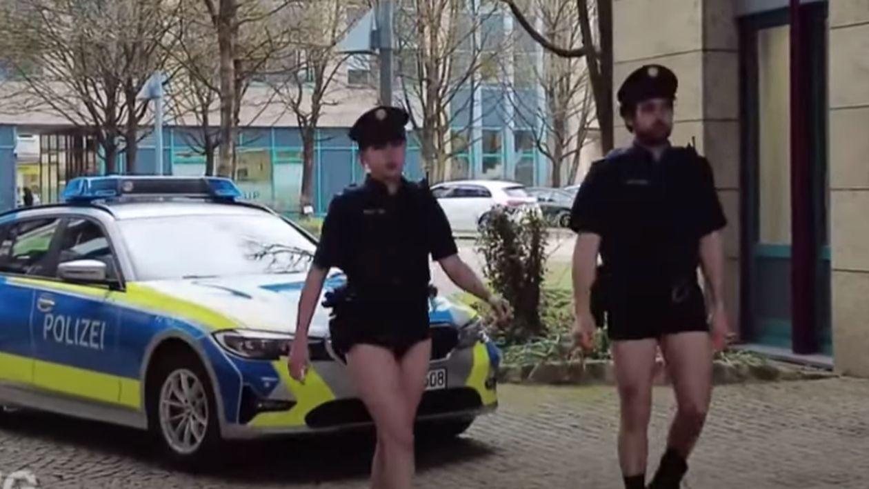 Polițiștii din Bavaria, protest în chiloți. Care e motivul?