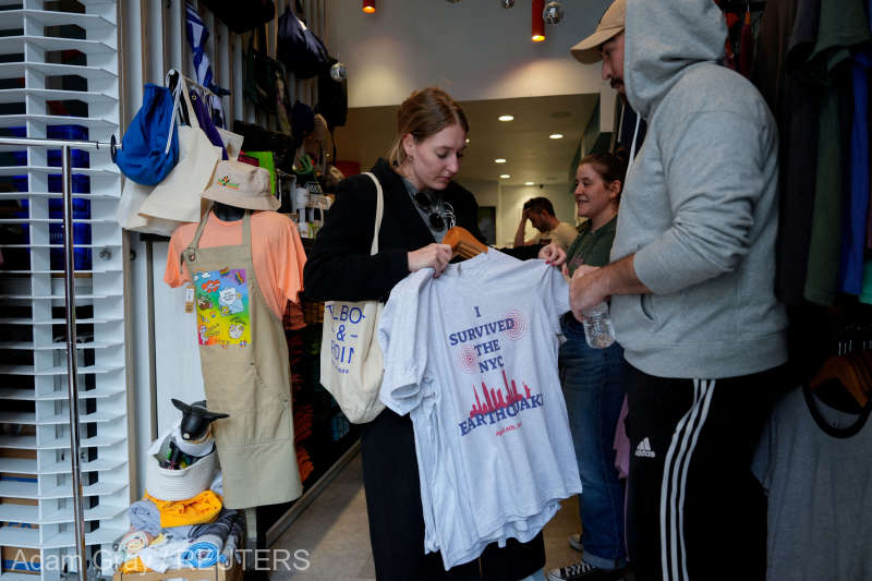 Între ironie și afaceri. „Am supravieţuit cutremurului”