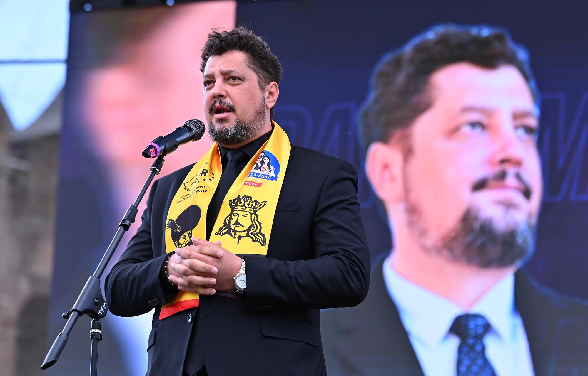 AUR: premierul României s-a prosternat