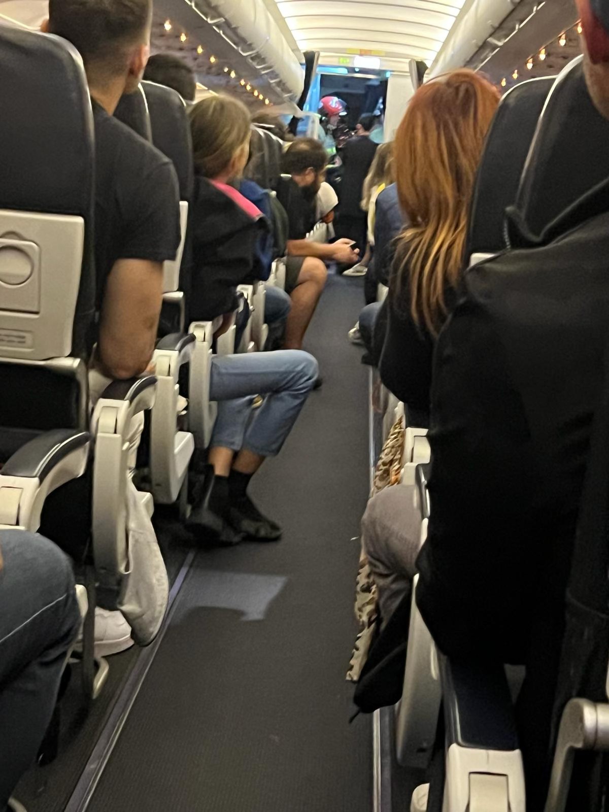 „Fum în cockpit”! Un avion care trebuia să ajungă la Bucureşti n-a mai ajuns