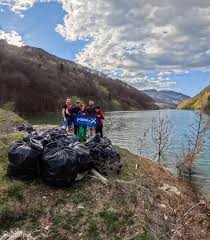 Ecologizare pe lacul de acumulare Siriu. 30 de saci umpluţi în 3 ore