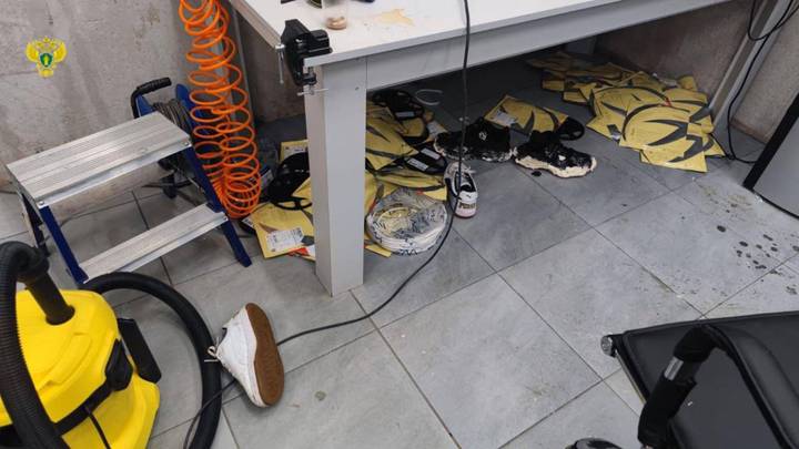 A injectat spumă poliuretanică în gura unui prieten