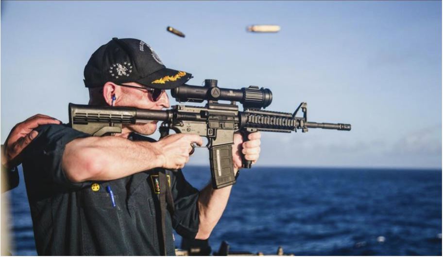 Comandantul USS John McCain face Marina SUA de râs