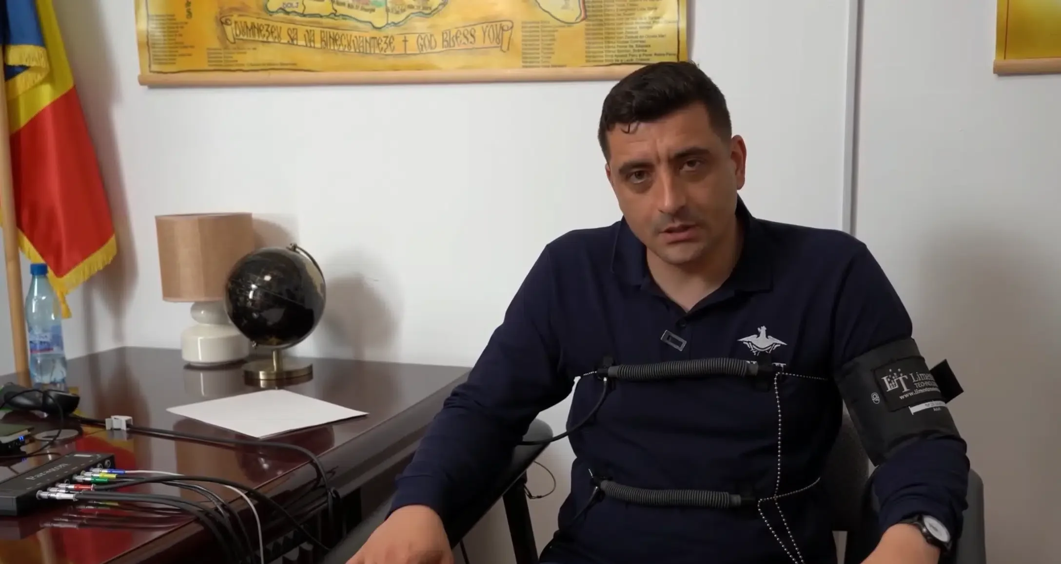 Simion își dă cu stîngu-n dreptu`