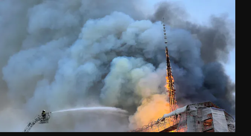 Clădirea istorică a bursei, în flăcări (foto)
