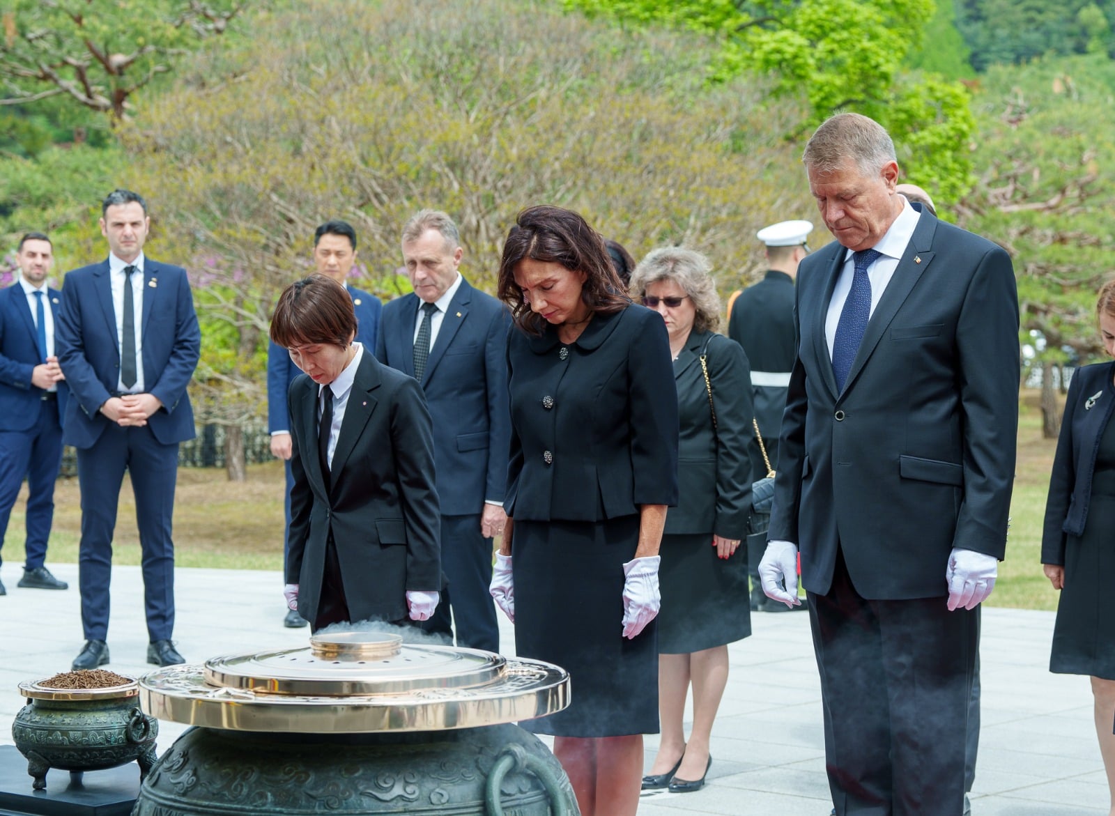 Iohannis obligat să poarte mănuși (foto)