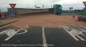 TIR cu cereale răsturnat la ieşirea de pe podul peste Dunăre