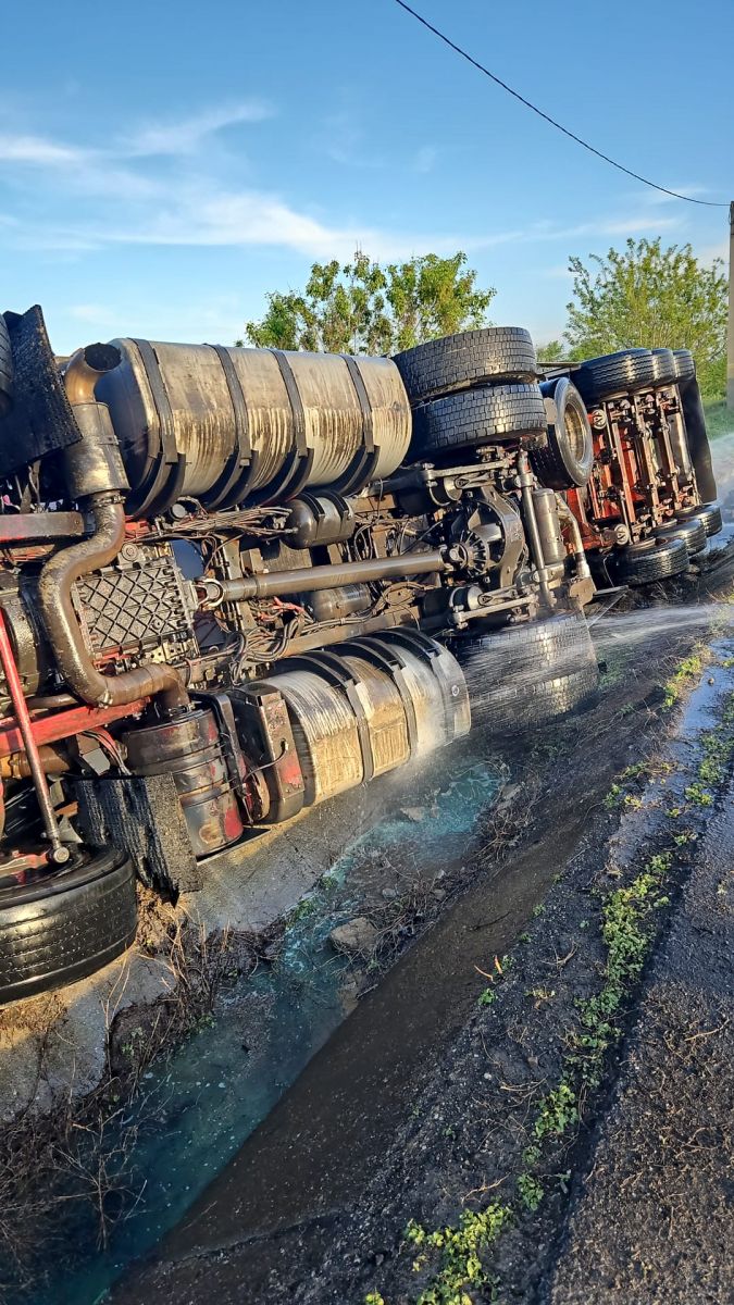 (VIDEO)O cisternă cu etanol s-a răsturnat pe carosabil, şoferul a decedat