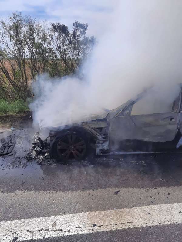 O maşină a luat foc pe A1 Bucureşti-Piteşti