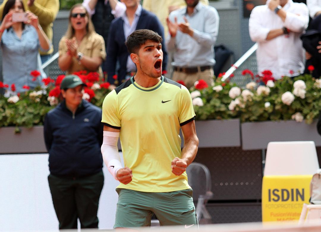 Carlos Alcaraz trece, fără emoții, de Seyboth Wild