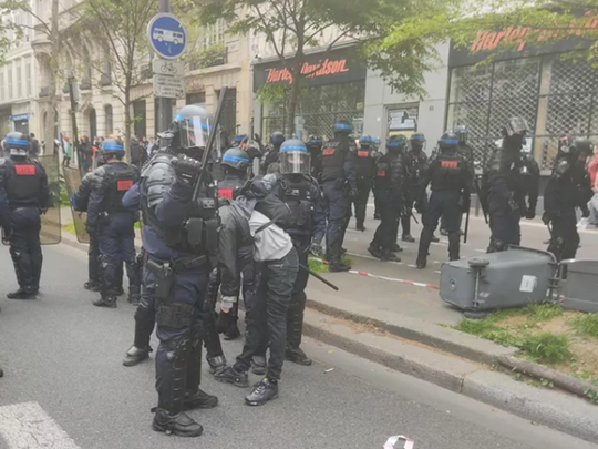 (VIDEO) Bate Poliţia lui Macron ca la fasole