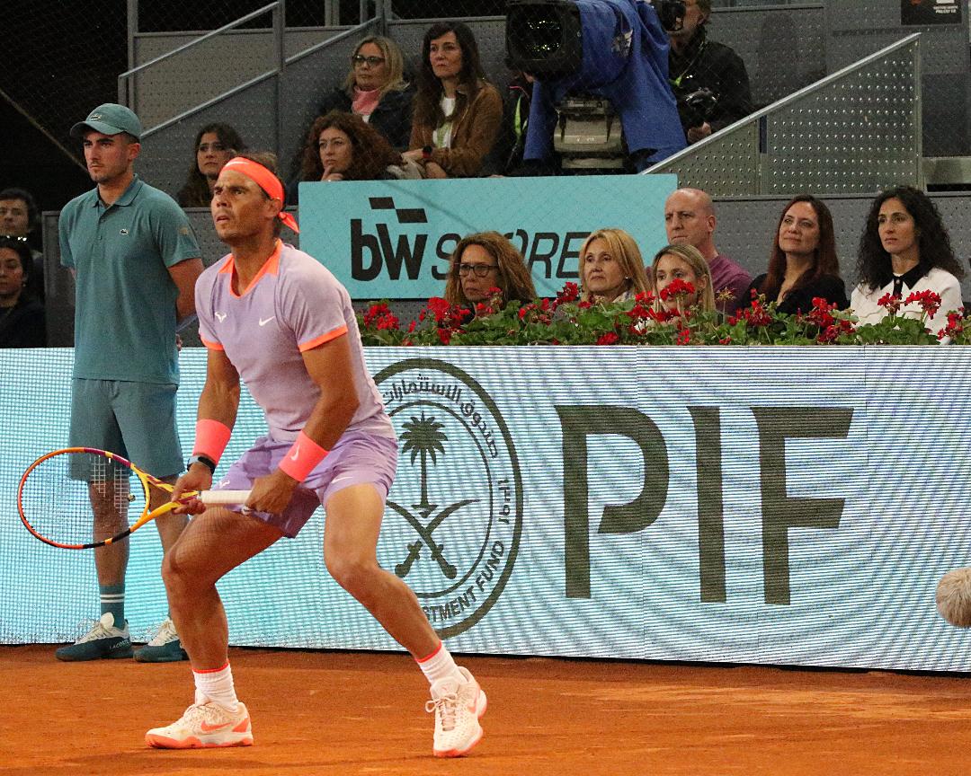 În loc să aplaude, publicul  oftează și suferă